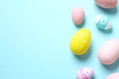Mutlu Paskalyalar. Paskalya yumurtaları ve renk arkaplanı dekorasyonu, üst görünüm