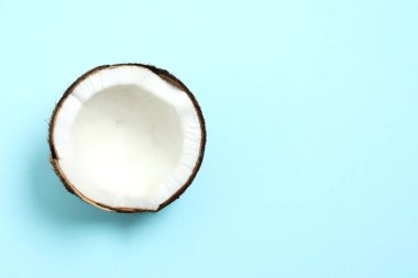 Mavi arkaplanda hindistan cevizi, üst görünüm