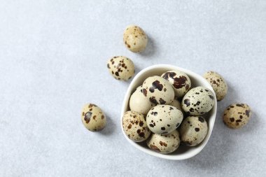 Bıldırcın yumurtası bir tabak içinde 