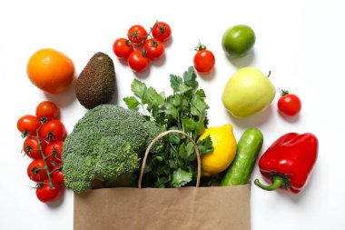 Kağıt torba, sebzeler ve meyveler, üst manzara 