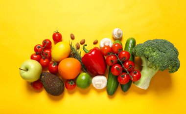 Temiz sağlıklı yeme alışkanlıkları konsepti. Meyveler, otlar, sebzeler ve sebzeler, renkli, sulu organik detoks smoothie malzemeleri. Vejetaryen diyet yemekleri.