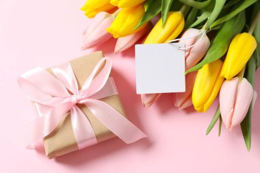 Renkli hediye kutusu olan güzel taze laleler.