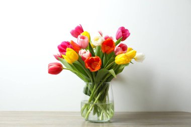 Vazodaki güzel taze laleler