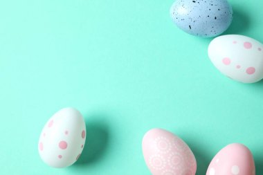 Mutlu Paskalyalar. Renkli arka planda Paskalya yumurtaları, üst görünüm