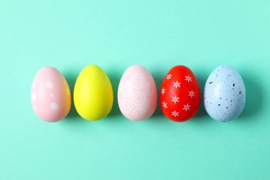 Mutlu Paskalyalar. Renkli arka planda Paskalya yumurtaları, üst görünüm