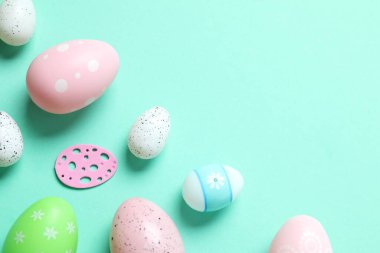 Mutlu Paskalyalar. Renkli arka planda Paskalya yumurtaları, üst görünüm