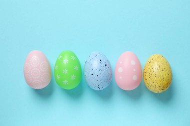 Mutlu Paskalyalar. Renkli arka planda Paskalya yumurtaları, üst görünüm