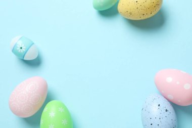 Mutlu Paskalyalar. Renkli arka planda Paskalya yumurtaları, üst görünüm