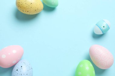Mutlu Paskalyalar. Renkli arka planda Paskalya yumurtaları, üst görünüm