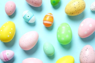 Mutlu Paskalyalar. Renkli arka planda Paskalya yumurtaları, üst görünüm