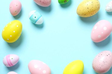 Mutlu Paskalyalar. Renkli arka planda Paskalya yumurtaları, üst görünüm