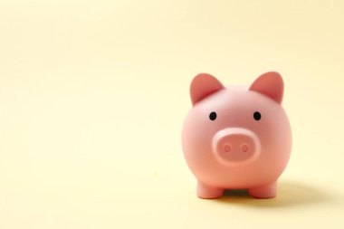 Para tasarrufu, mali güvenlik veya kişisel fon kavramı için renk arkaplanı üzerine domuz sikkesi bankası