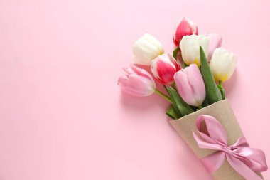 Renk arka plan üzerinde güzel taze laleler