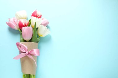 Renk arka plan üzerinde güzel taze laleler