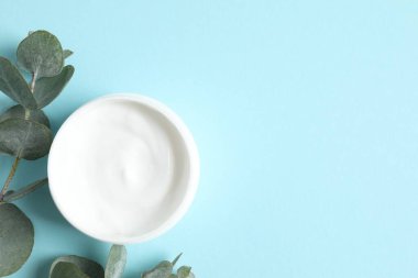 Bakım cilt bakımı yüz kremi karmaşık şifa için Nemlendirici Cilt tipi görünür doku ile açık bir kavanoza sorunlu. Kopya alanı, yakın çekim, arka plan, düz yatıyordu, en iyi görünüm. Okaliptüs yaprağı dekorasyon.