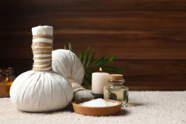 Bitki torbalarıyla harika bir spa kompozisyonu.