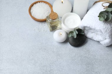 Gri bir arka plan güzel spa kompozisyonu