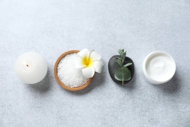 Gri bir arka plan güzel spa kompozisyonu