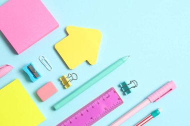 Renk arkaplanı ve üst görünümü üzerine renkli okul kırtasiyesi ile düz yatıyordu