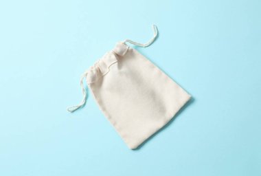 Renkli arka planda küçük bir çevre çuvalı. Üst görünüm.