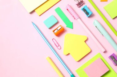 Renk arkaplanı ve üst görünümü üzerine renkli okul kırtasiyesi ile düz yatıyordu