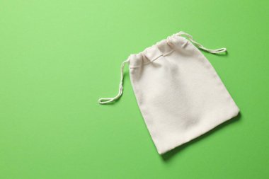 Renkli arka planda küçük bir çevre çuvalı. Üst görünüm.