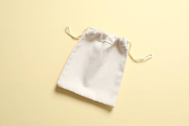 Renkli arka planda küçük bir çevre çuvalı. Üst görünüm.