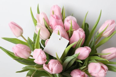 Anneler Günü konsepti. Pastel arka planda bir buket güzel lale. 