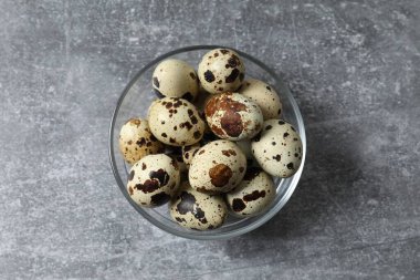 Bıldırcın yumurtası bir tabak içinde 