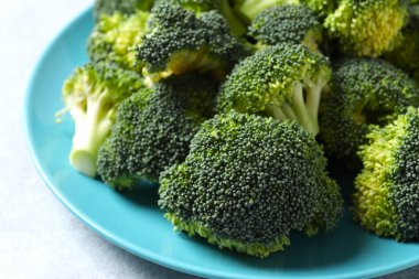 plaka üzerinde taze yeşil brokoli