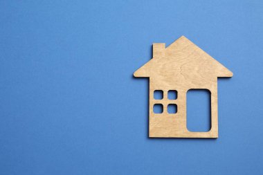 Renkli arka planda ahşap ev