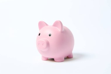 Piggy sikke bankası para tasarrufu, mali güvenlik veya kişisel fon kavramı için beyaz arka planda izole
