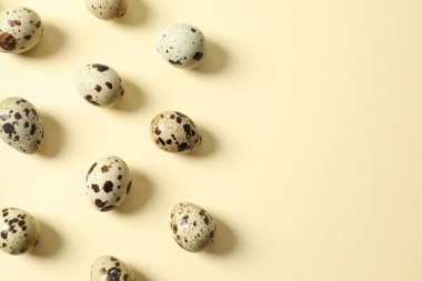 Bıldırcın yumurtası ışık arka plan üzerinde 