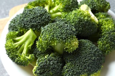 Tabakta taze yeşil brokoli 