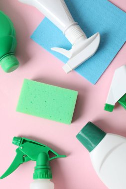 Renk arkaplanı ve üst görünümde çok farklı temizlik ürünleri