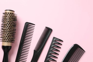 Renk arkaplanı, üst görünüm profesyonel tarak ve kuaför araçları