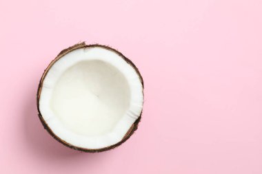 Renk arkaplan üzerinde hindistan cevizi, üst görünüm