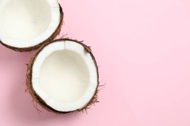 Renk arkaplan üzerinde hindistan cevizi, üst görünüm