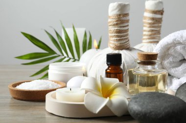 Masaj masasının üzerindeki kaplıca aksesuarları çok güzel.