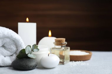 Masaj masasının üzerindeki kaplıca aksesuarları çok güzel.