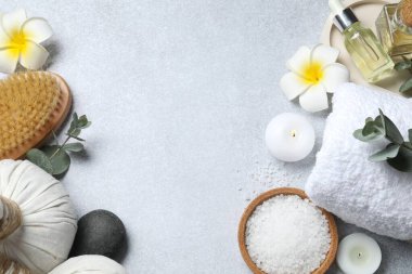 Gri arkaplanda güzel spa aksesuarları 