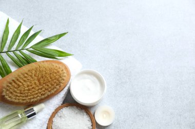 Gri arkaplanda güzel spa aksesuarları 