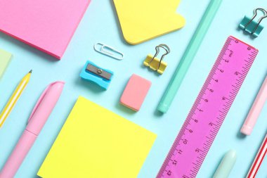 Renk arkaplanı ve üst görünümü üzerine renkli okul kırtasiyesi ile düz yatıyordu