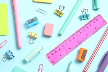 Renk arkaplanı ve üst görünümü üzerine renkli okul kırtasiyesi ile düz yatıyordu