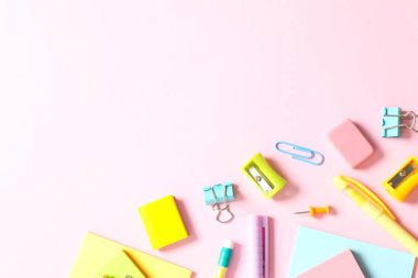 Renk arkaplanı ve üst görünümü üzerine renkli okul kırtasiyesi ile düz yatıyordu