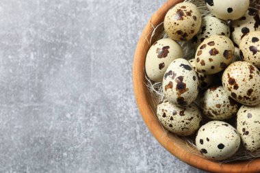 Ahşap arka planda bir tabakta bıldırcın yumurtası 