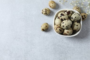 Ahşap arka planda bir tabakta bıldırcın yumurtası 