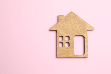 Renkli arka planda ahşap ev