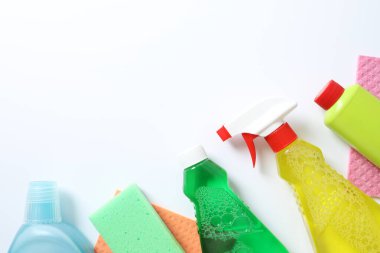 Beyaz arka planda birçok farklı temizlik ürünleri, üst görünüm
