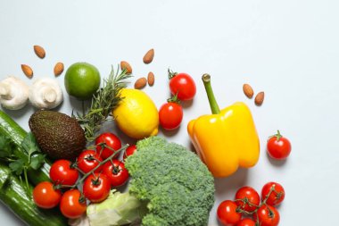 Sağlıklı beslenme kavramı. Meyve, bitki, yeşillik ve sebze karışımı, renkli organik detoks sıvısı malzemeleri, arka plan rengi. Vejetaryen diyet yemekleri.